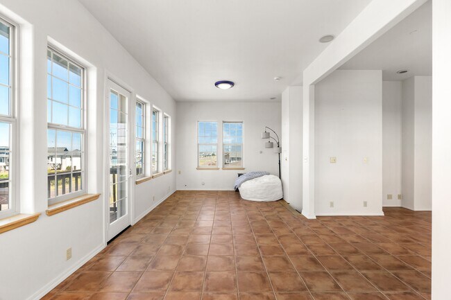 Building Photo - 1140 Ocean Shores Blvd SW