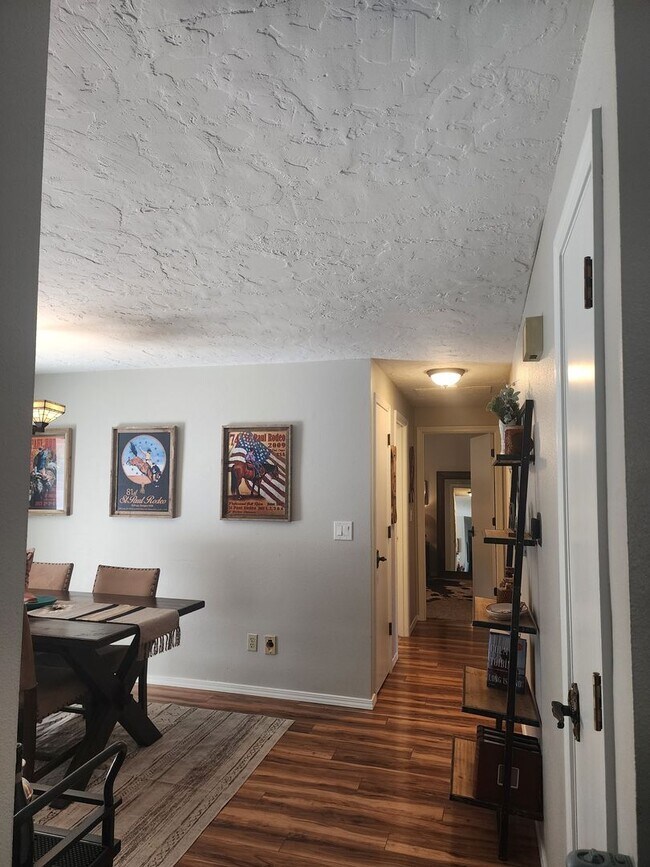 Building Photo - Pet Friendly, Single-Level, Attractively Updated Home in NE Newberg