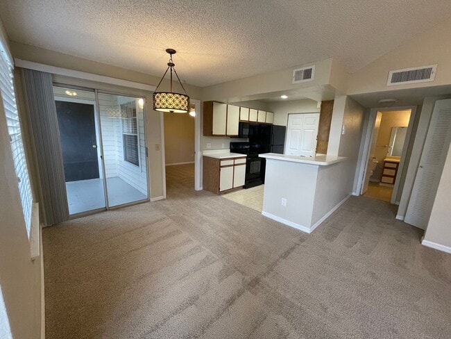 Building Photo - 2br/2ba Tradewinds Condo with Black Applia...