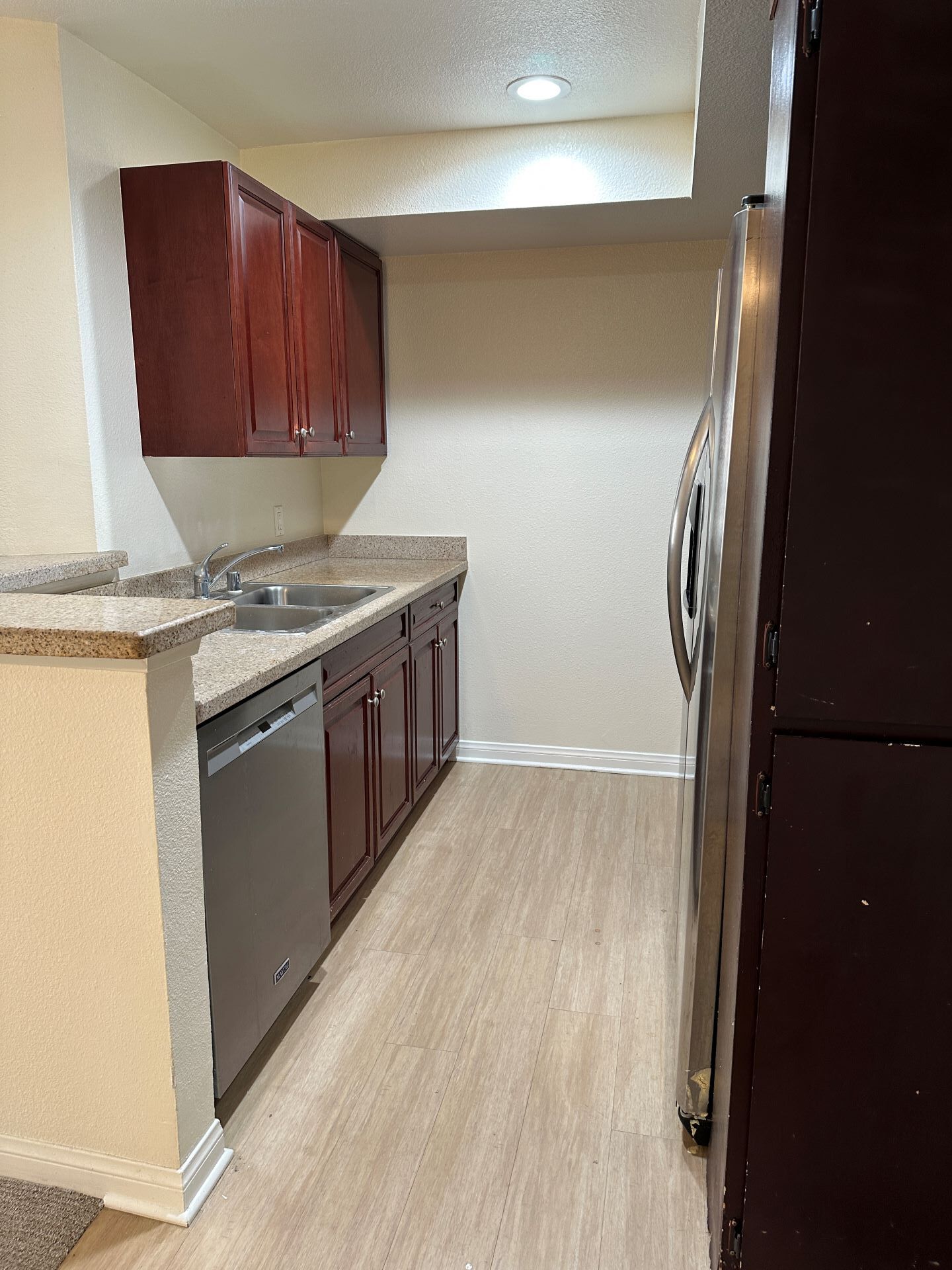 Kitchen - 5540 Owensmouth Ave