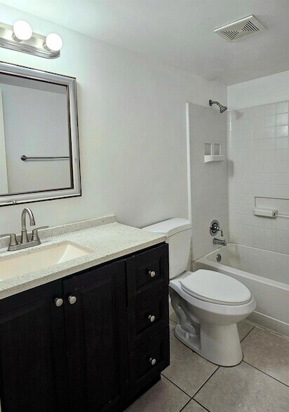 Building Photo - 1501 Crescent Cir