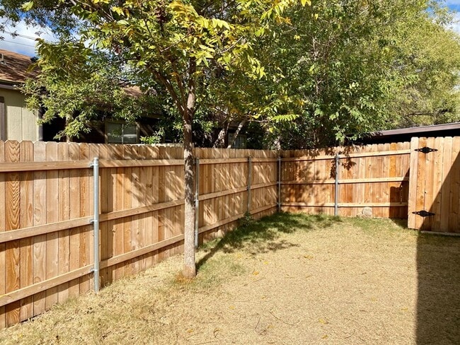 Building Photo - SPACIOUS 3 bedroom 2 bath Townhome COMING SOON!