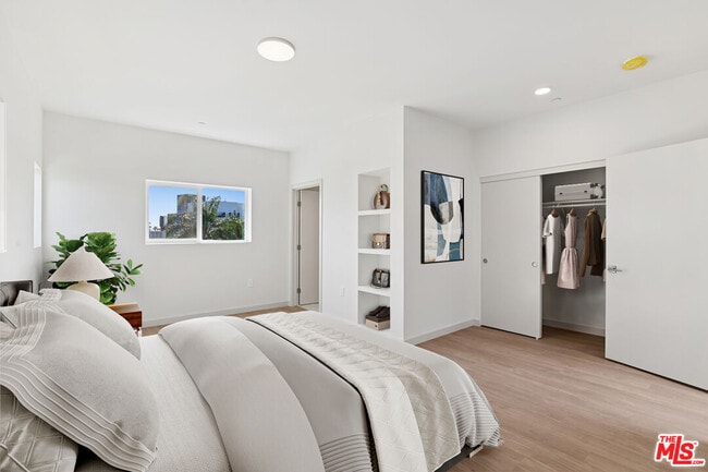 Building Photo - 2523 S Orange Dr