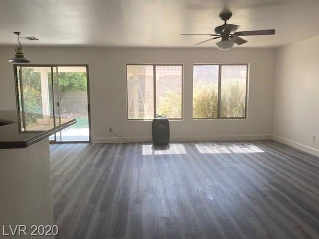 Building Photo - Gorgeous SW Las Vegas 3 beds, 2.5 baths. Luxury vinyl planks throughout.