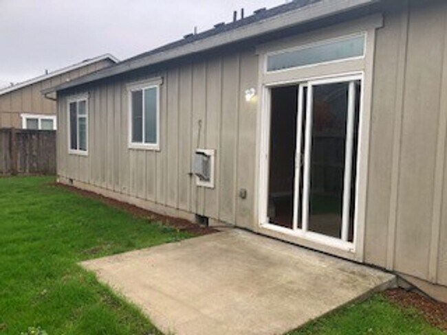 Building Photo - Three Bedroom Home in Albany