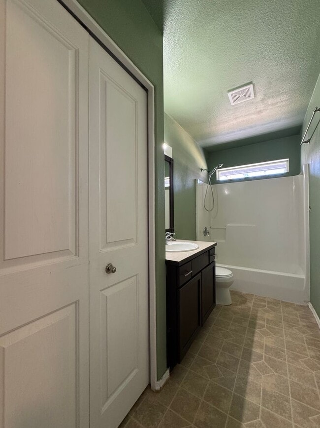 Building Photo - Spacious & Modern 3-Bedroom Home for Lease...