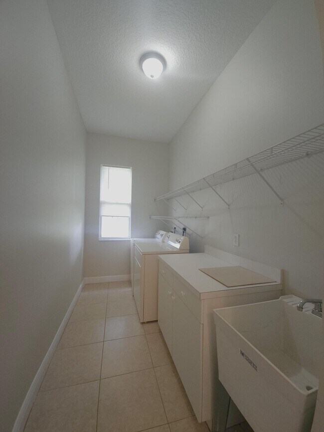 Building Photo - 414 SW Cherryhill Rd