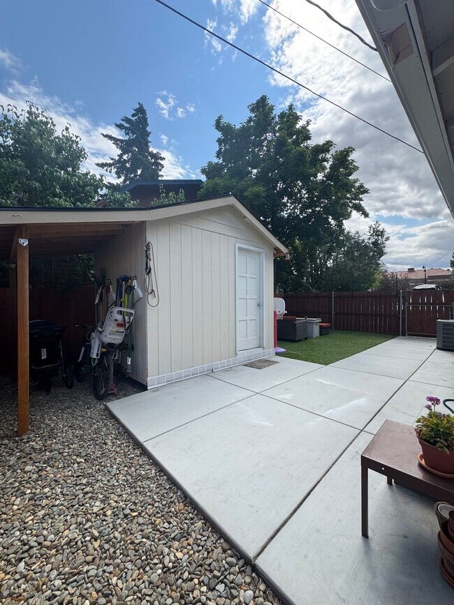 Building Photo - Updated 3 Bed/ 2 Bath Rental