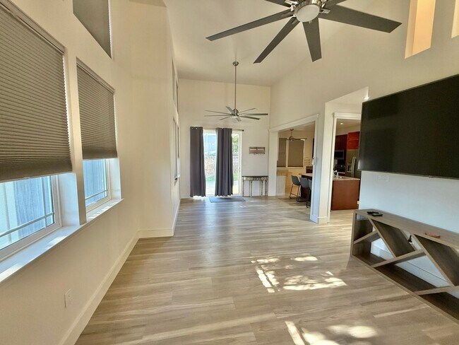 Building Photo - Modern & Custom 3 Bedroom / 2.5 Bathroom H...