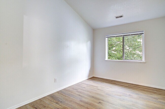 Building Photo - Charming 3bd, 2ba townhome in Bagley Downs Neighborhood