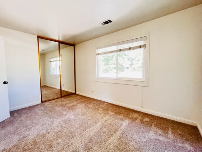 Building Photo - Move-in Ready 2BD/2.5BA Townhome in Westsi...