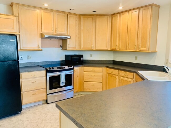 Building Photo - 635 SE Linn St