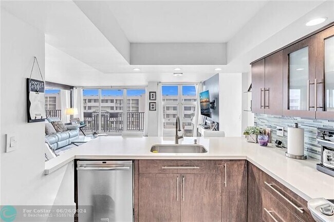 Building Photo - 525 N Ocean Blvd