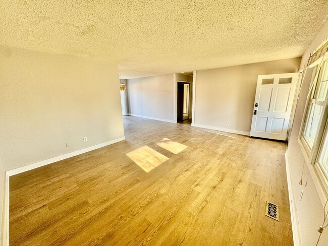 Building Photo - Spacious 3 Bedroom Townhouse for Rent