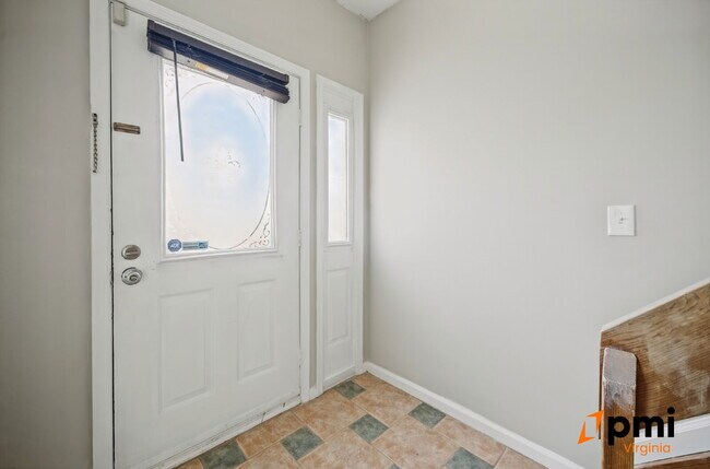 Building Photo - 2 Bed 2.5 Bath renovated townhome Virginia Beach