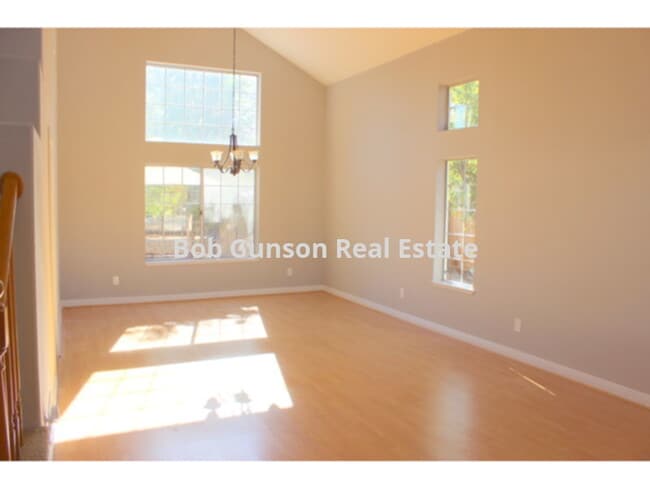 Building Photo - Large 4 bedroom, 3 bath