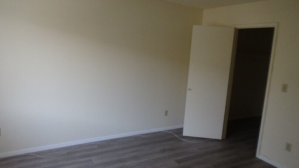 Master Bed - 308 W Barton Ave