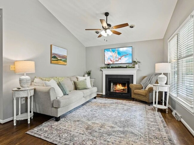 Building Photo - 1032 Summit Dr