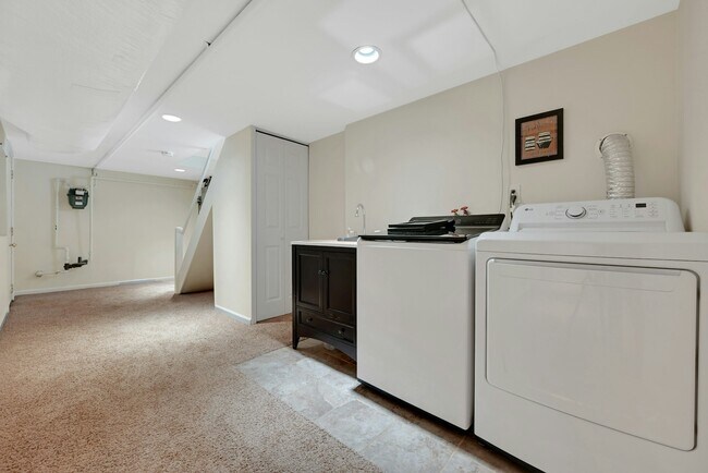 Building Photo - 126 Huber St