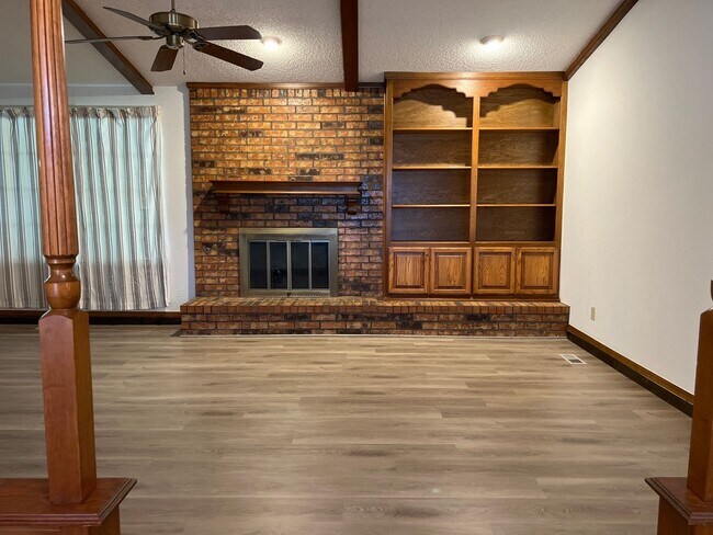 Building Photo - Spacious 3 Bedroom