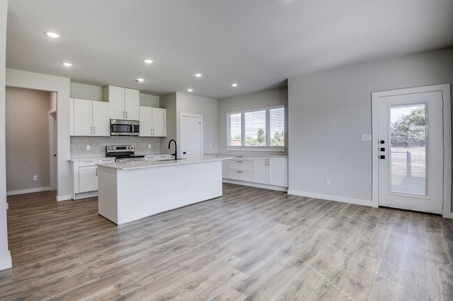 Building Photo - OFFERING 100% OFF YOUR 1ST FULL MONTHS RENT WHEN YOU SIGN A 12 MONTH LEASE! AVAILABLE NOW!