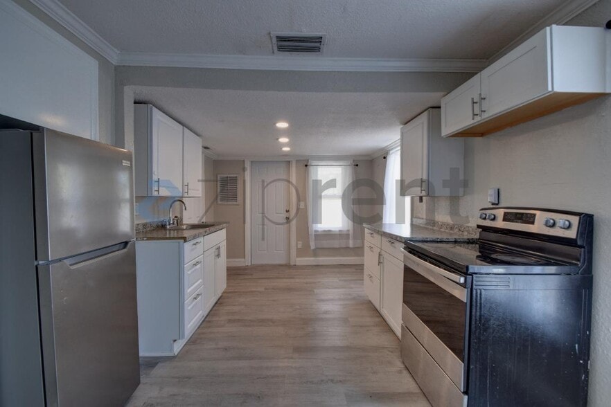 Building Photo - Unit B