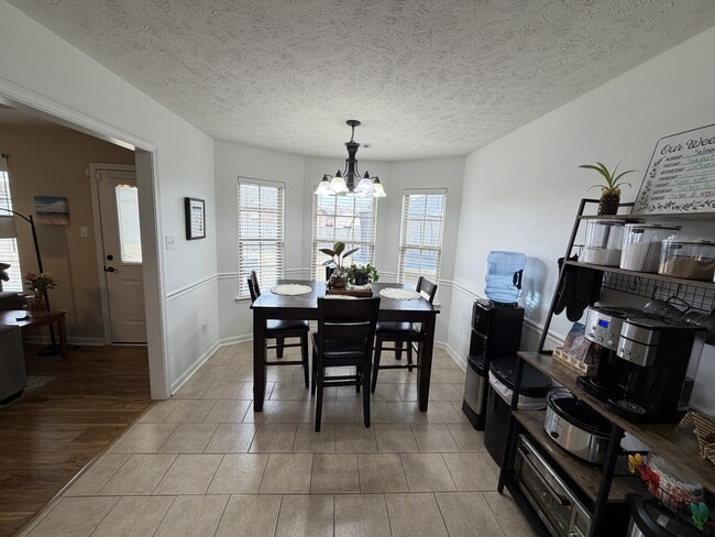 Building Photo - 2418 Canterbury Ln