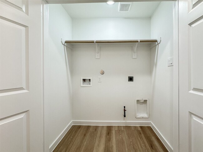 Building Photo - 824 Waxahachie St