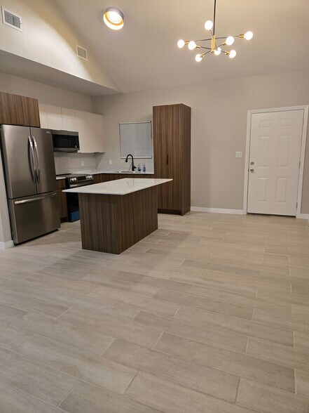 Building Photo - 705 Deanne Dr