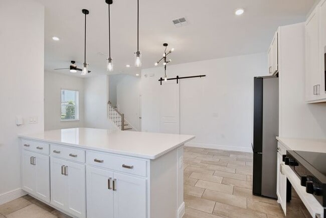 Building Photo - Charming 3/2.5 Courtyard Home with Loft & ...