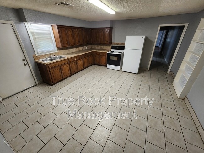 Building Photo - 401 W 13th