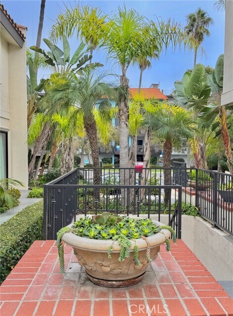 Building Photo - 1301 S Catalina Ave