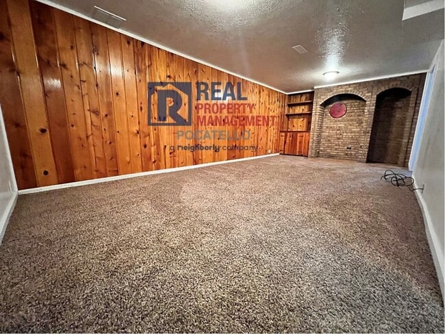 Building Photo - 4 bedroom 2 bath - 1 Car Detached Garage -...