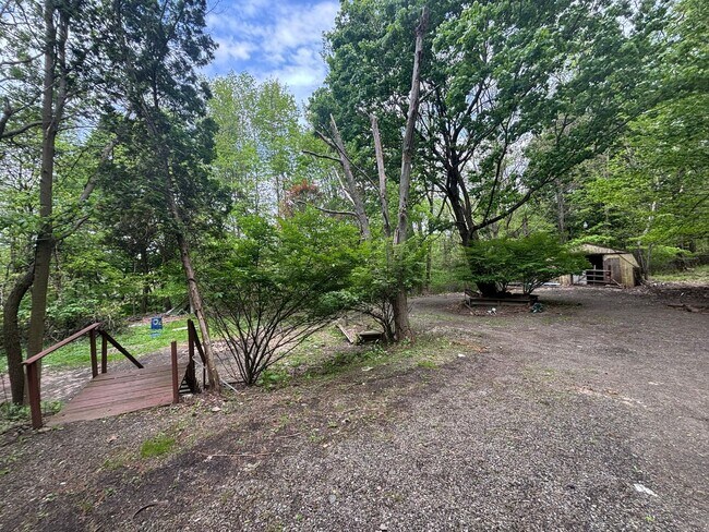 Building Photo - Beautiful 3 Bedroom, 2 Bathroom Home with Private Drive and Large Yard!