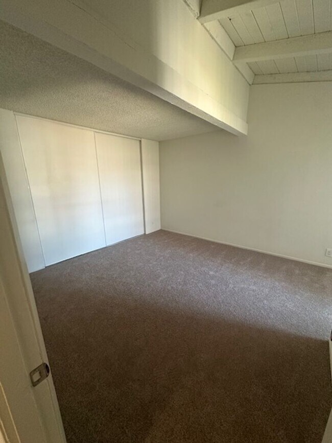 Building Photo - 3 BEDROOM PEPPERTREE CONDO IN VENTURA