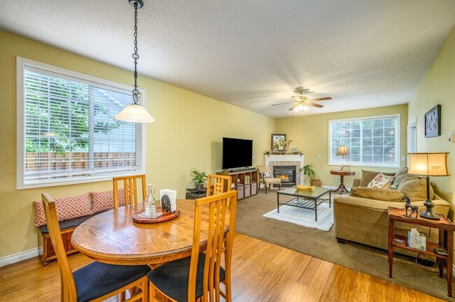 Building Photo - Large 3 Bed, 2.5 Bath Home in McMinnville-...