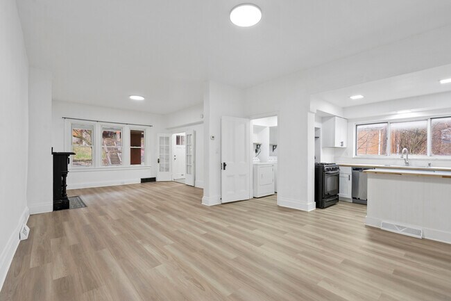 Building Photo - 204 Jucunda St