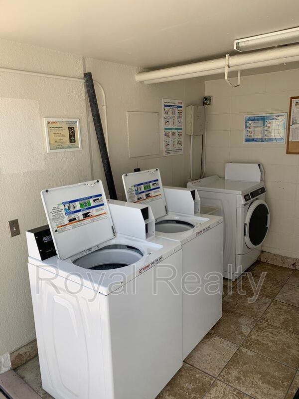 Building Photo - 425 Ena Rd