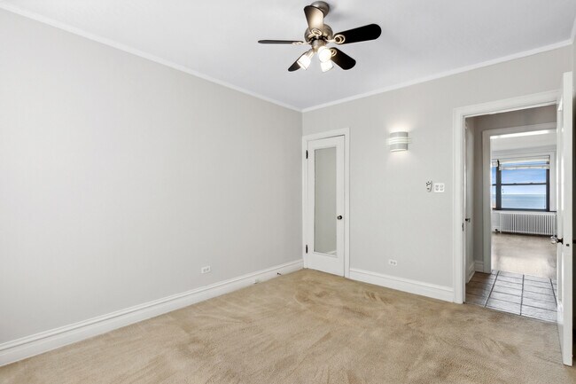 Building Photo - 1205 W Sherwin Ave