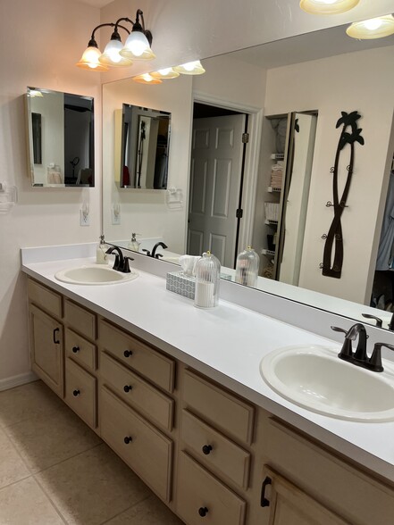 Building Photo - 9860 Costa Mesa Ln