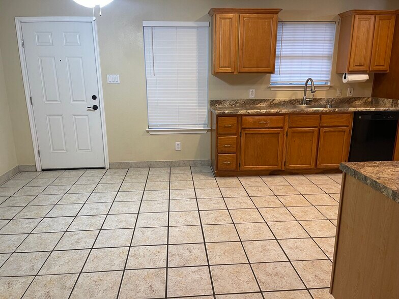 Building Photo - 2427 Wescott Ave