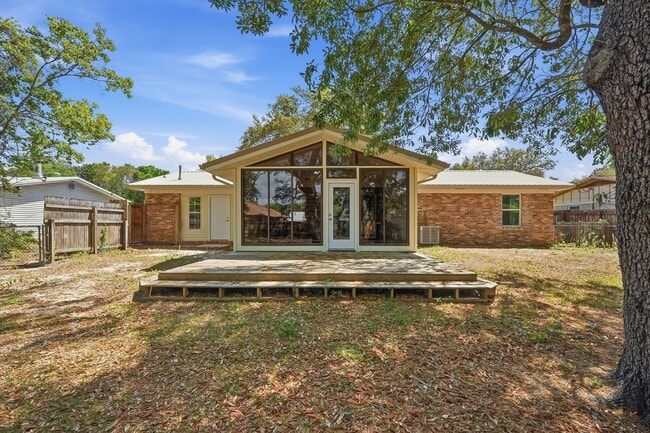 Building Photo - All Brick Home & Large Yard in Niceville!