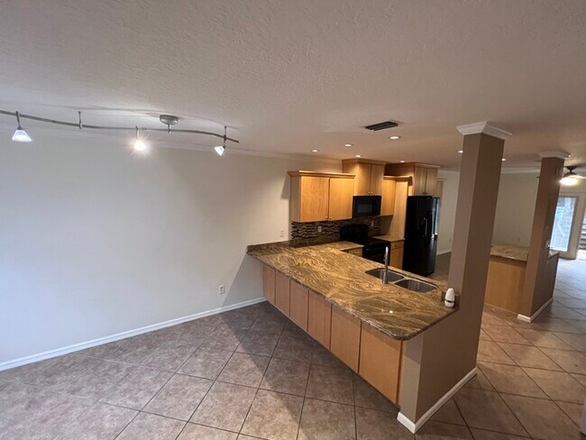 Building Photo - Beautifully updated 2 bedroom 2 1/2 baths ...