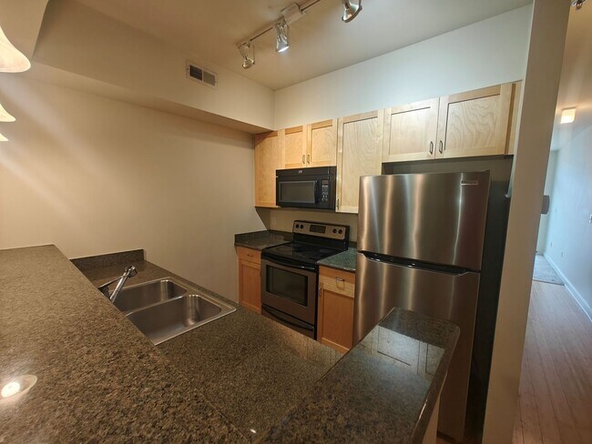 Building Photo - 1 bedroom condo with parking garage