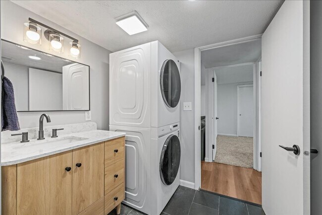 Building Photo - Newly Renovated Blackstone Gem!