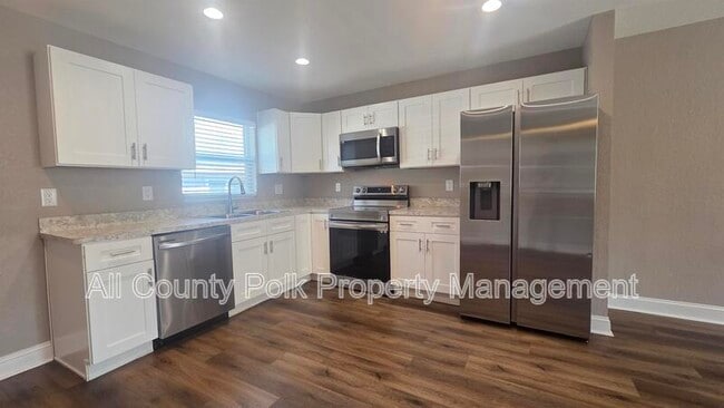 Building Photo - 1104 N Vermont Ave