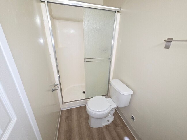 Building Photo - Mid Town Ventura 2 Bedroom 2 Bath Upstairs Corner Unit Apartment