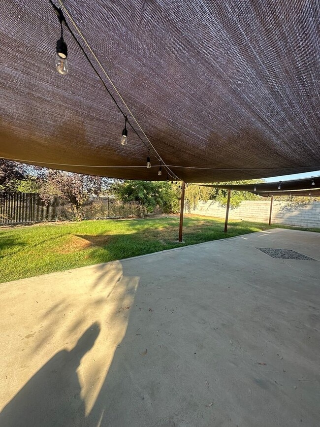 Building Photo - Remodeled 3 bedroom 2 bathroom home locate...