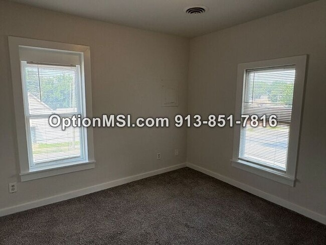 Building Photo - Freshly updated half-duplex