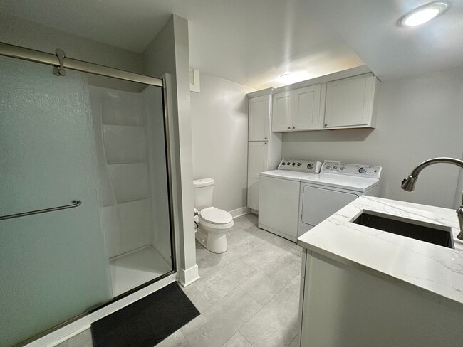 Building Photo - Large 4 bedroom ranch in Forest Hills